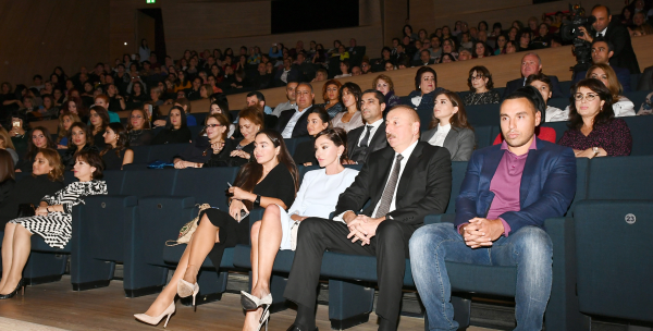 İlham Əliyev Məşhur yumorist Maksim Qalkinin Heydər Əliyev Mərkəzində yaradıcılıq axşamına baxıb